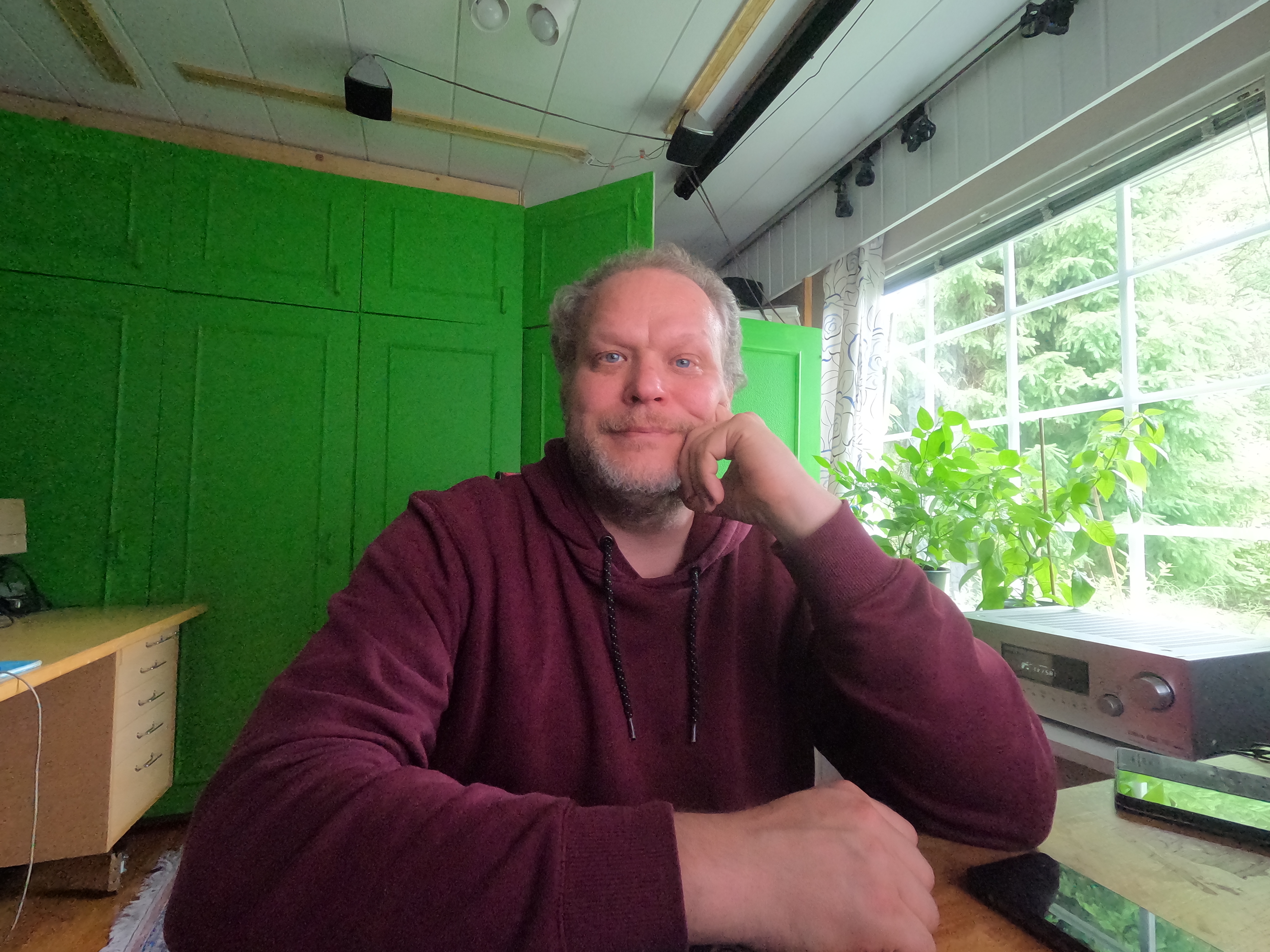 Kristian Ratia rauhallisessa teknologiamuotokuvassa työpöydän ja työkalujen äärellä.